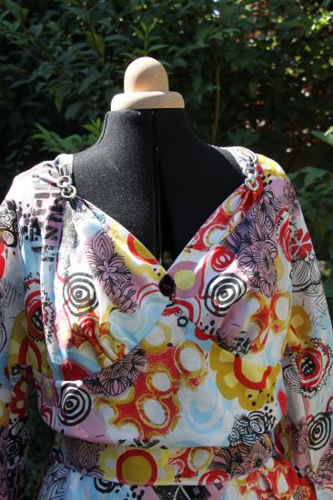 Robe estivale  détail décolleté (devant)