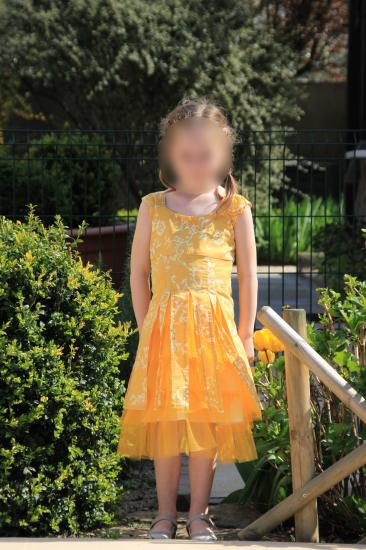 Robe avec bandes sur jupon tulle jaune souple (devant)