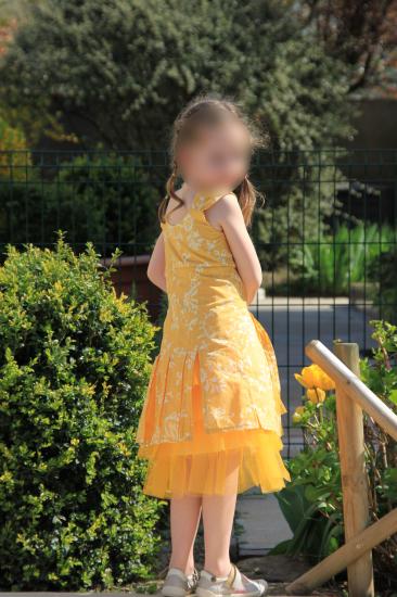 Robe avec bandes sur jupon tulle jaune souple (dos)